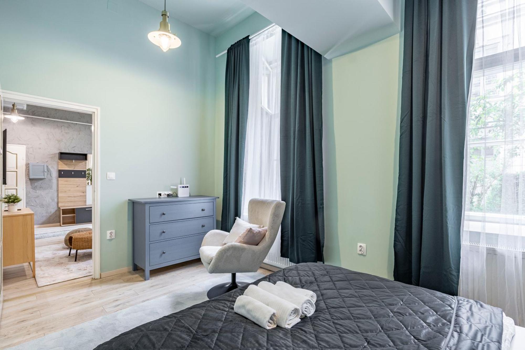 Апартаменты Hidden Gem With Terrace On The Andrassy Fashion Road Будапешт Экстерьер фото