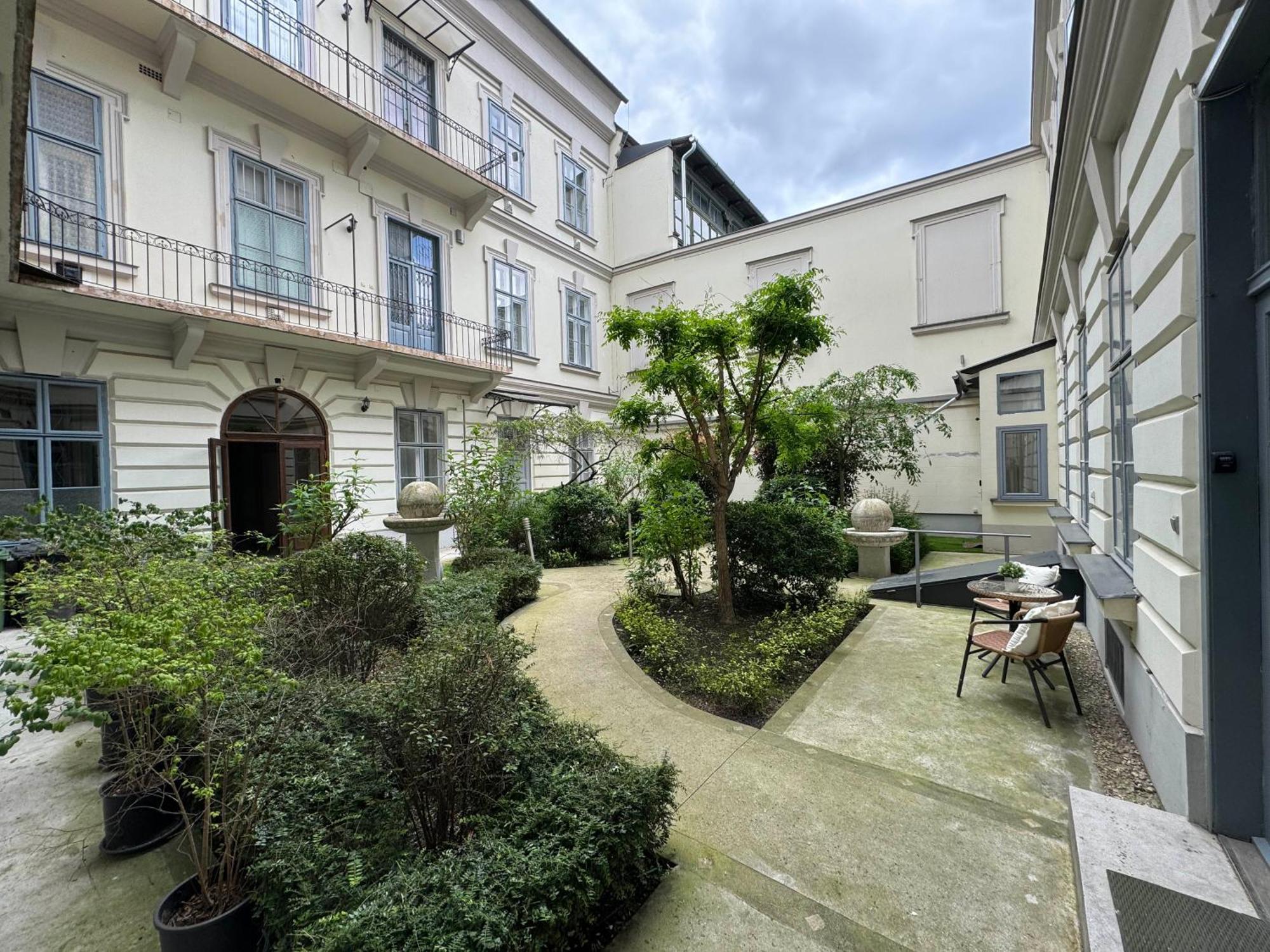 Апартаменты Hidden Gem With Terrace On The Andrassy Fashion Road Будапешт Экстерьер фото